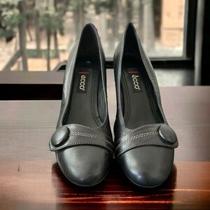 Ecco Black Leather Slip on Button Round Toe
Pumps